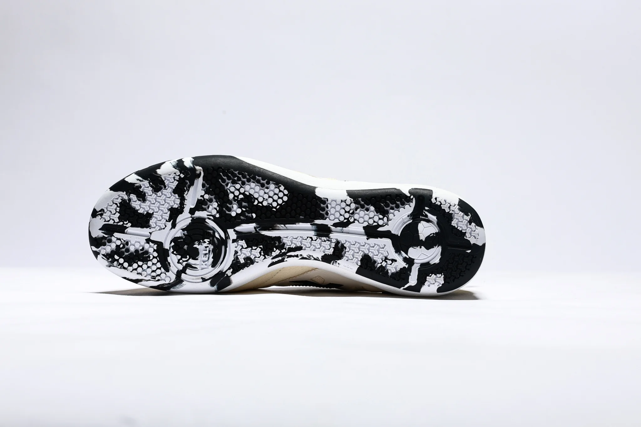 Kelme Men Futsal Shoes (IN) - Image 6
